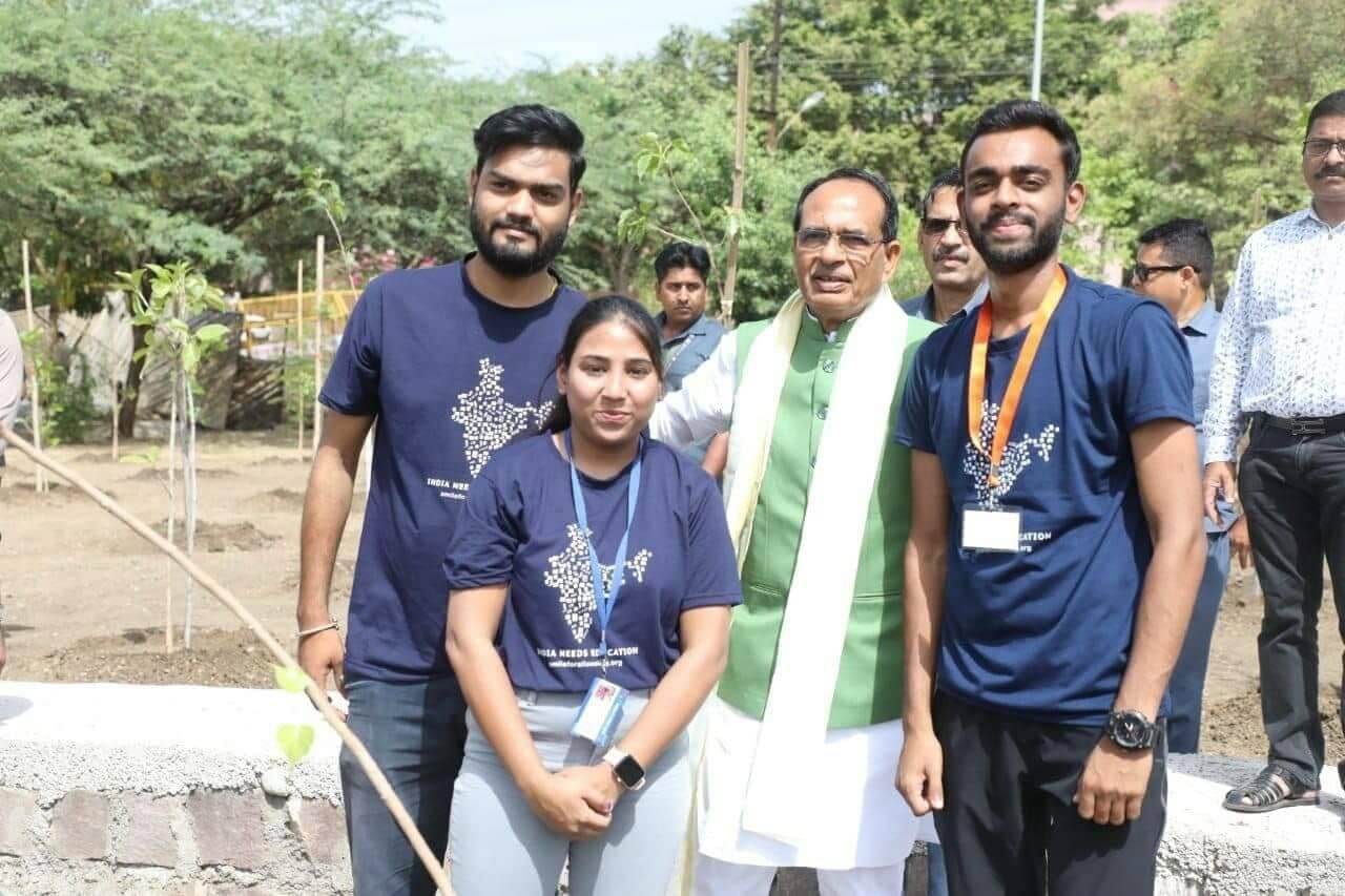 Chief Minister of Madhya Pradesh Shivraj Singh Chouhan planting trees with volunteers of Smile for All