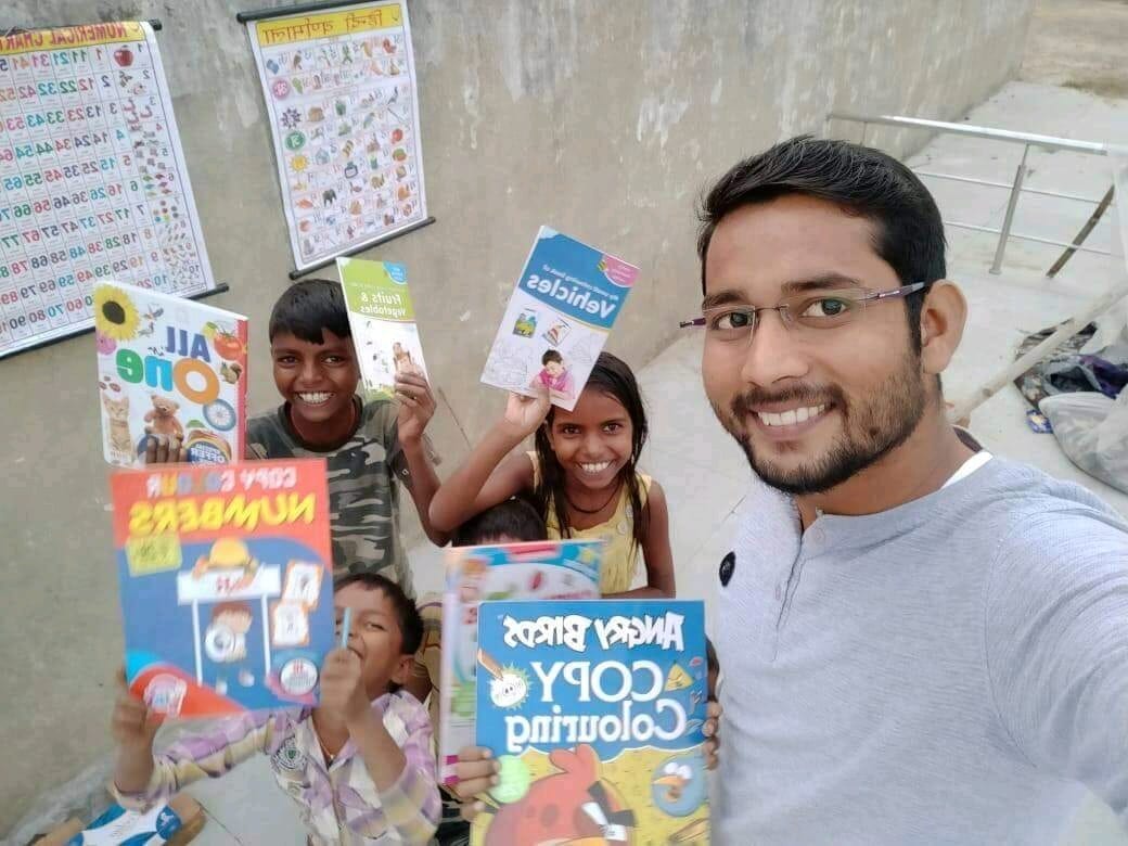 मलिन बस्तियों में प्राथमिक शिक्षा की स्थिति, समस्याएं और संभावनाएं: (गोरखपुर जनपद के विशेष सन्दर्भ में) - विकास कुमार अग्रहरी{स्वयंसेवक}